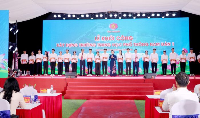 Phó Thủ tướng Chính phủ Phạm Thị Thanh Trà cùng lãnh đạo tỉnh Nghệ An tặng quà cho học sinh có hoàn cảnh khó khăn, chăm ngoan, học giỏi