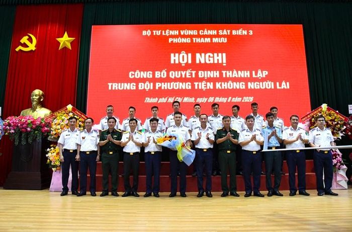  Thủ trưởng Bộ Tư lệnh Vùng Cảnh sát biển 3 cùng các đại biểu chụp ảnh lưu niệm với cán bộ, chiến sĩ Trung đội phượng tiện không người lái.