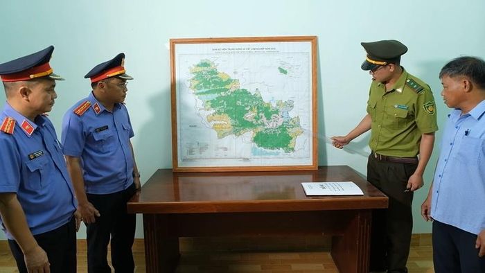  Kiểm sát viên VKSND tỉnh Đắk Lắk phối hợp với Kiểm lâm viên xác định khu vực rừng bị lấn chiếm.