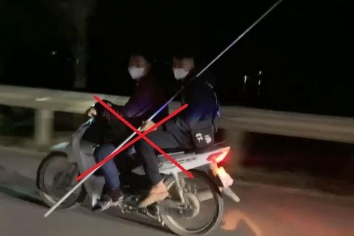 Các đối tượng mang ống sắt đi giải quyết mâu thuẫn.