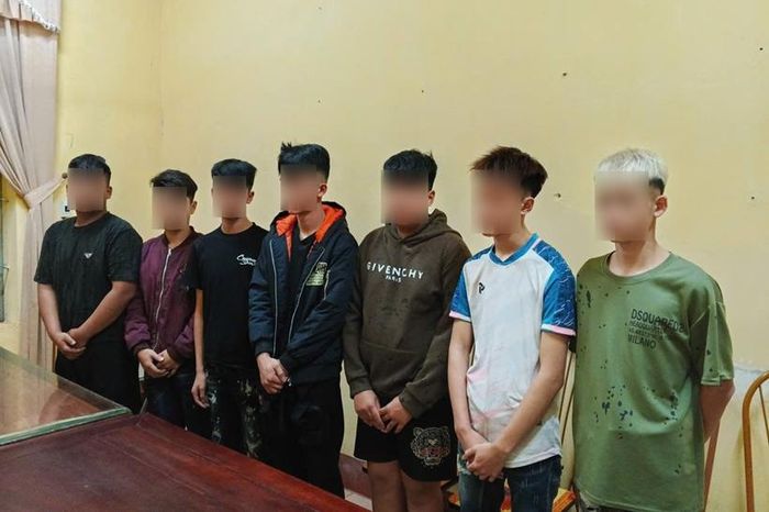 Nhóm thanh, thiếu niên tại cơ quan Công an.