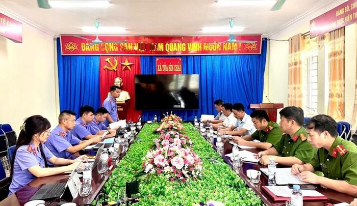  Đồng chí Lê Trọng Bính, Viện trưởng VKSND khu vực 3 phát biểu tại buổi làm việc với UBND xã và Công an xã Tủa Sín Chải.