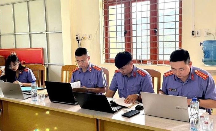  Đoàn kiểm sát kiểm tra hồ sơ, sổ sách.