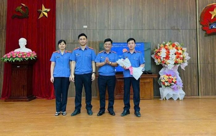 Ban Tổ chức trao giải cho các đội thi đạt thành tích xuất sắc.