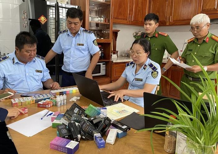  Lực lượng chức năng tỉnh An Giang kiểm tra, phát hiện hàng trăm sản phẩm thuốc lá điện tử nhập lậu và không rõ nguồn gốc, xuất xứ.