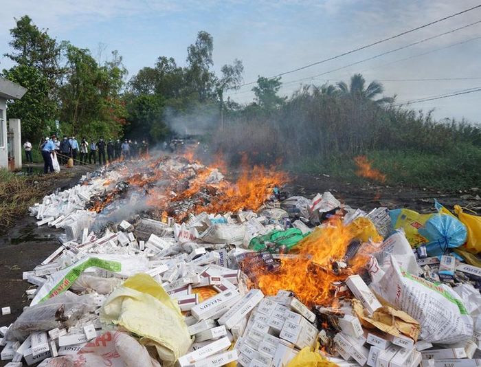  Lực lượng chức năng tổ chức tiêu hủy thuốc lá nhập lậu.