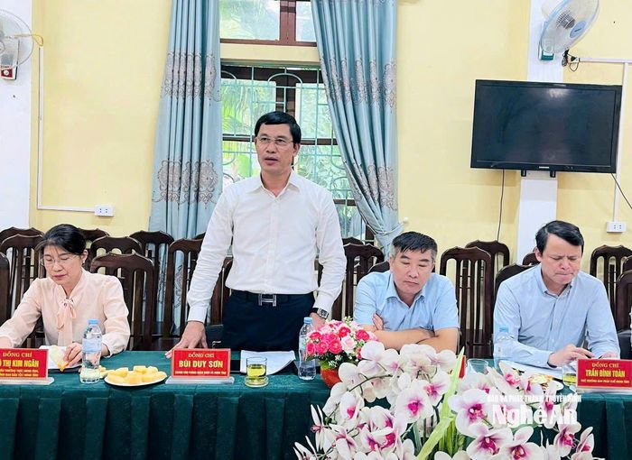 Đồng chí Bùi Duy Sơn - Ủy viên Ban Chấp hành Đảng bộ tỉnh, Chánh Văn phòng Đoàn ĐBQH và HĐND tỉnh phát biểu.
