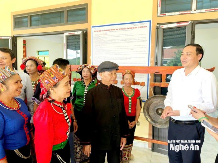 Thành viên Đoàn giám sát thăm hỏi bà con xã Hùng Chân.