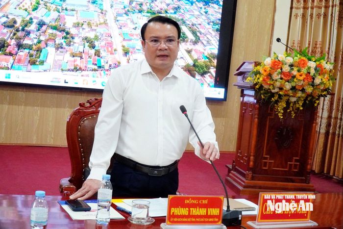 Phó Chủ tịch UBND tỉnh Phùng Thành Vinh kết luận cuộc làm việc. Ảnh: Phan Giang