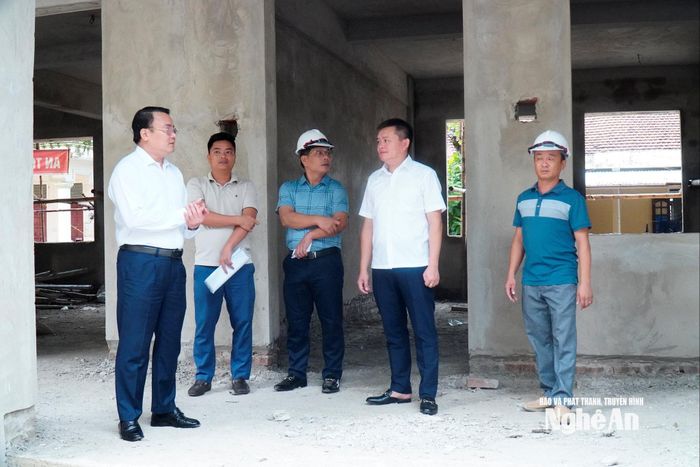 Phó Chủ tịch UBND tỉnh Phùng Thành Vinh trao đổi một số lưu ý trên thực địa Dự án xây dựng mới một số hạng mục Trường THPT Quỳ Hợp 3. Ảnh: Phan Giang
