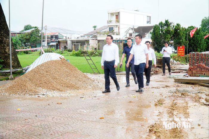 Đoàn công tác kiểm tra thực tế Dự án xây dựng mới một số hạng mục Trường THPT Quỳ Hợp 3. Ảnh: Phan Giang