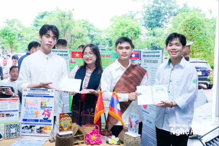 Dự án xây dựng hệ sinh thái Việt - Lào hỗ trợ học sinh Lào thích ứng với môi trường và hòa nhập văn hóa của học sinh Trường PTDTNT THPT số 2 Nghệ An. Ảnh: T.L