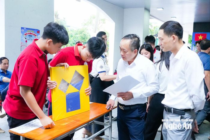 Ban Giám khảo nghe các đội thi giới thiệu sản phẩm. Ảnh: T.L