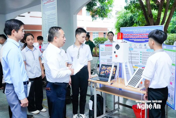 Cuộc thi năm nay đã có nhiều mô hình, sản phẩm ứng dụng trí tuệ nhân tạo vào cuộc sống. Ảnh: T.L
