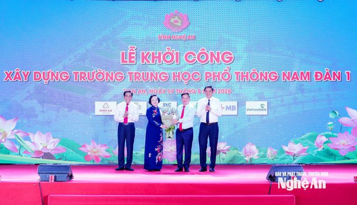 Các đồng chí Thường trực Tỉnh ủy tặng hoa trân trọng cảm ơn Phó Thủ tướng Chính phủ Phạm Thị Thanh Trà đã luôn quan tâm, đồng hành, hỗ trợ tỉnh. Ảnh: Phạm Bằng
