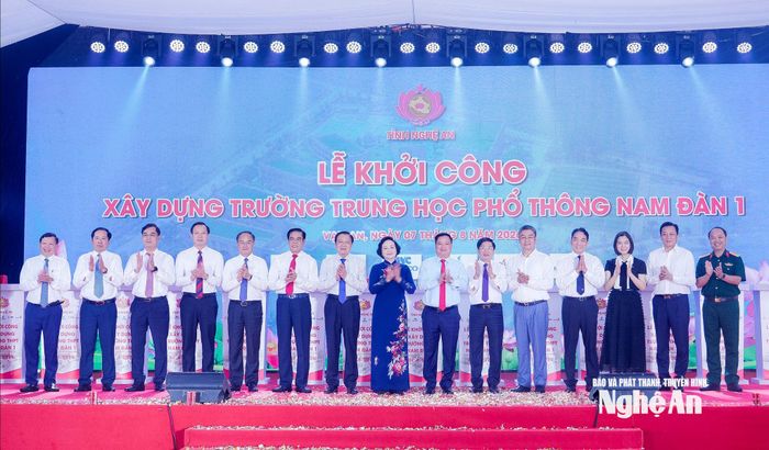 Các đồng chí lãnh đạo Đảng, Nhà nước, tỉnh Nghệ An và các nhà tài trợ chụp ảnh lưu niệm tại Lễ khởi công. Ảnh: Phạm Bằng
