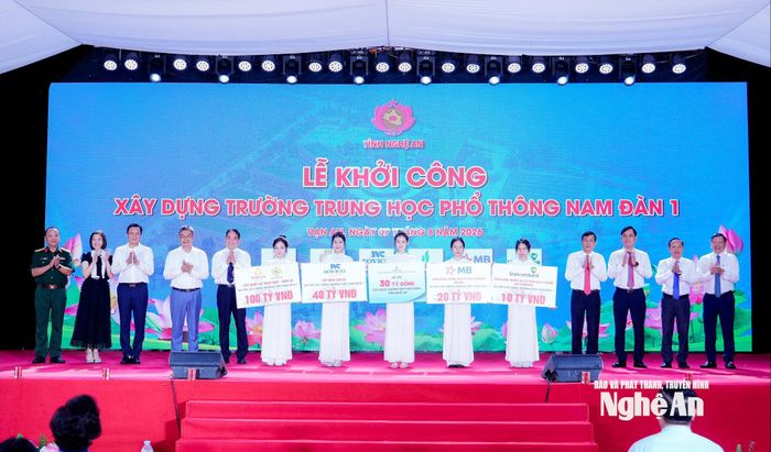 Các nhà tài trợ trao biển tài trợ cho tỉnh Nghệ An để xây dựng Trường THPT Nam Đàn 1. Ảnh: Phạm Bằng
