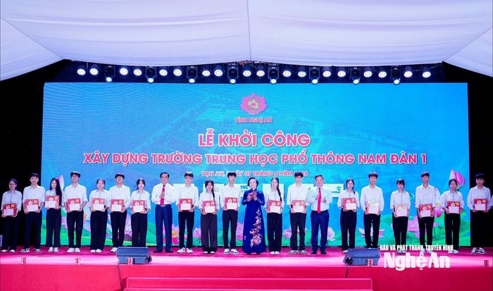 Lãnh đạo Đảng, Nhà nước, tỉnh Nghệ An và các nhà tài trợ đã trao những phần quà ý nghĩa đến 100 học sinh Trường THPT Nam Đàn 1. Ảnh: Phạm Bằng