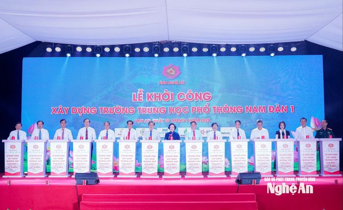 Các đồng chí lãnh đạo Đảng, Nhà nước, tỉnh Nghệ An và các nhà tài trợ thực hiện nghi thức khởi công. Ảnh: Phạm Bằng