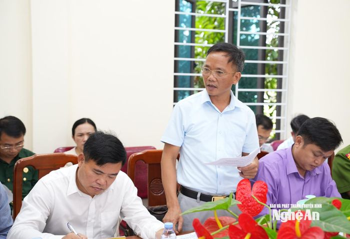 Ông Đặng Văn Tuấn - Phó Chủ tịch UBND xã Kim Bảng báo cáo khó khăn, vướng mắc. Ảnh: Nguyễn Toàn
