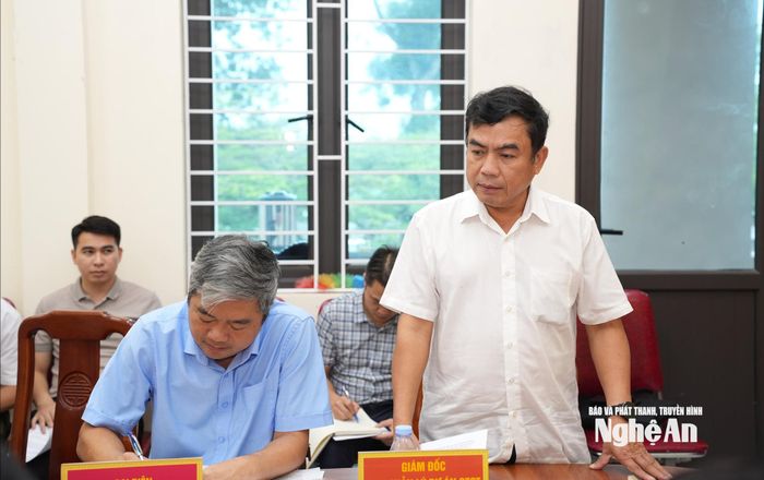 Ông Hoàng Sỹ Kiện - Giám đốc Ban Quản lý dự án công trình giao thông Nghệ An báo cáo tình hình giải phóng mặt bằng đoạn qua xã Kim Bảng. Ảnh: Nguyễn Toàn