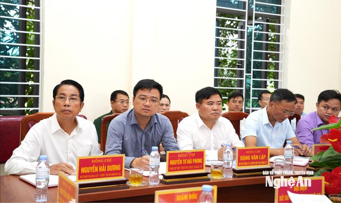 Lãnh đạo Đảng ủy, UBND xã Kim Bảng tại cuộc làm việc. Ảnh: Nguyễn Toàn