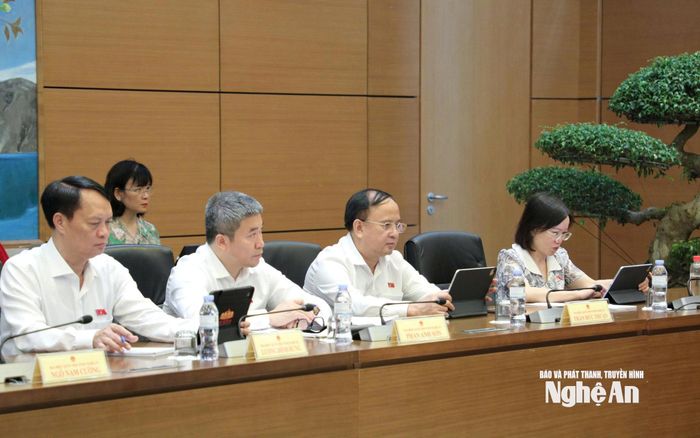 Đoàn ĐBQH tỉnh Nghệ An dự phiên thảo luận tổ sáng 7/8. Ảnh: Khánh Duy