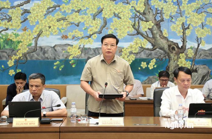 Đại biểu Ngô Nam Cường - Phó Tư lệnh Quân khu 4 tham gia phiên thảo luận tổ. Ảnh: Khánh Duy