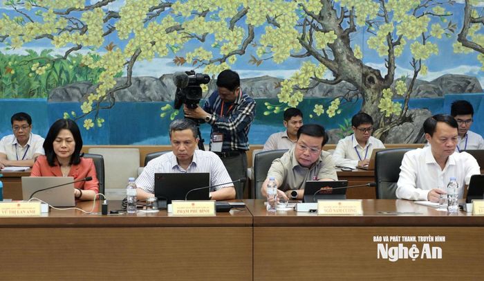 Đoàn ĐBQH tỉnh Nghệ An dự phiên thảo luận tổ sáng 7/8. Ảnh: Khánh Duy