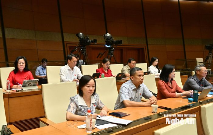 Đoàn ĐBQH tỉnh Nghệ An dự phiên họp tại hội trường vào sáng 7/8. Ảnh: Viết Chung