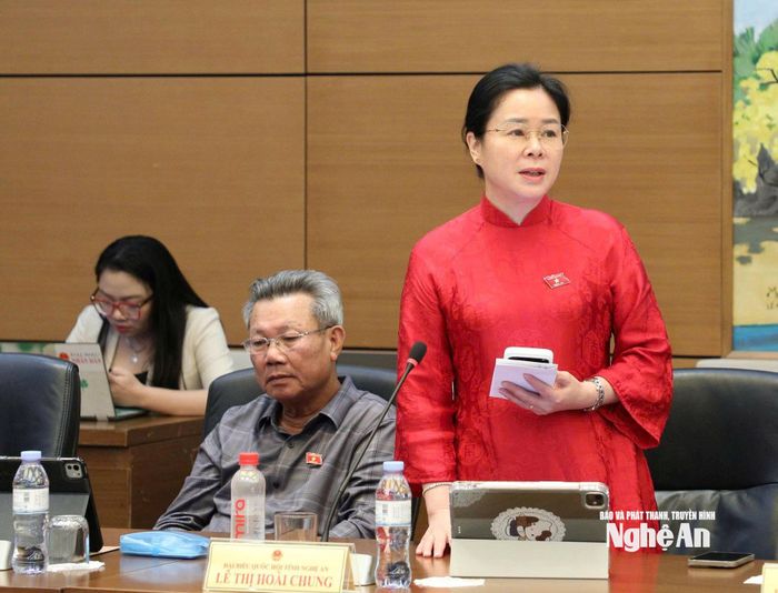 Đại biểu Lê Thị Hoài Chung - Giám đốc Sở Y tế tham gia phiên thảo luận tổ. Ảnh: Khánh Duy