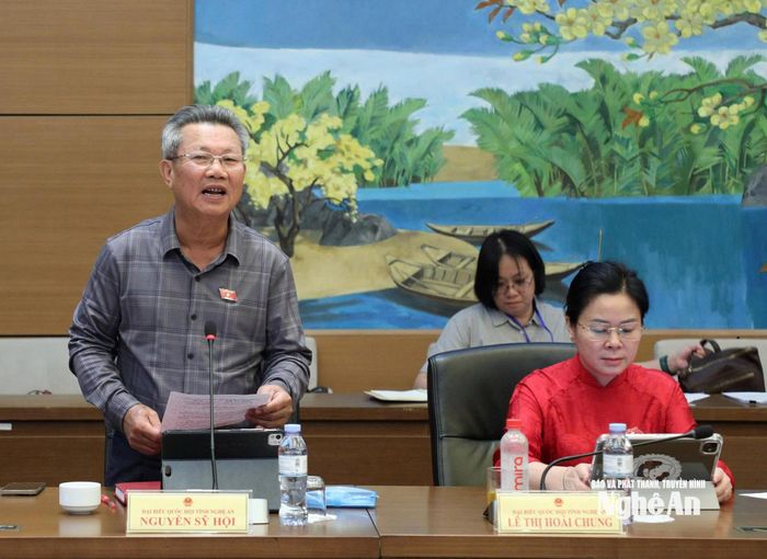 Đại biểu Nguyễn Sỹ Hội - Phó Chủ tịch Ủy ban MTTQ tỉnh, Chủ tịch Hội Cựu chiến binh tỉnh tham gia phiên thảo luận tổ. Ảnh: Khánh Duy