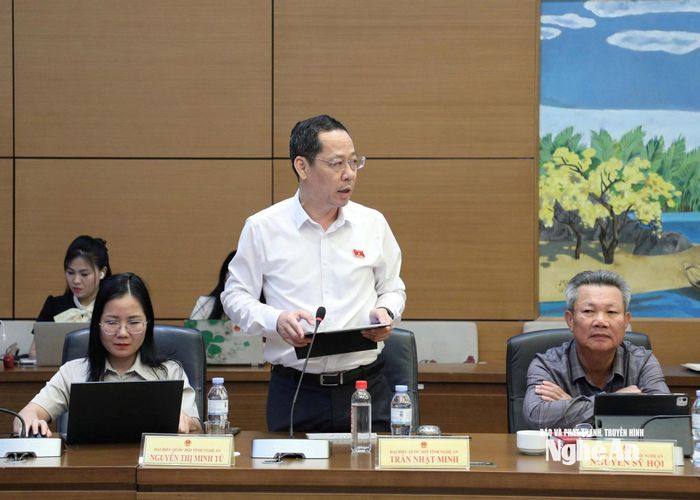 Đại biểu Quốc hội chuyên trách Trần Nhật Minh tham gia thảo luận tổ. Ảnh: Khánh Duy