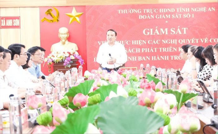 Đồng chí Dương Đình Chỉnh - Ủy viên Ban Thường vụ Tỉnh ủy, Phó Chủ tịch Thường trực HĐND tỉnh, Trưởng đoàn Giám sát số 1 chủ trì cuộc làm việc tại xã Anh Sơn. Ảnh: Ánh Nguyệt