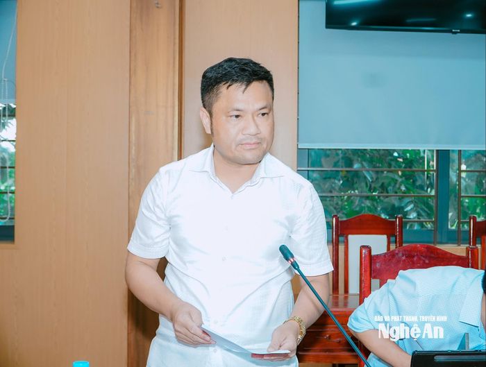 Đồng chí Hoàng Đình Sơn - Phó Bí thư Đảng ủy, Chủ tịch UBND xã Tân Kỳ báo cáo tại cuộc làm việc. Ảnh: Bông Mai