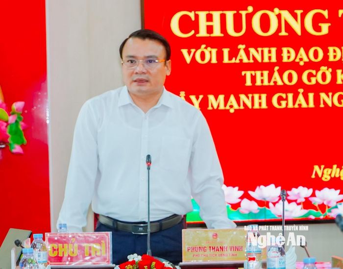 Đồng chí Phùng Thành Vinh - Ủy viên Ban Chấp hành Đảng bộ tỉnh, Phó Chủ tịch UBND tỉnh chủ trì cuộc làm việc với lãnh đạo các xã khu vực Tân Kỳ. Ảnh: Bông Mai