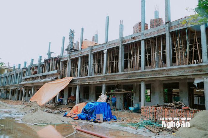 Dự án xây dựng mới nhà học và các hạng mục phụ trợ Trường THPT Tân Kỳ. Ảnh: Bông Mai