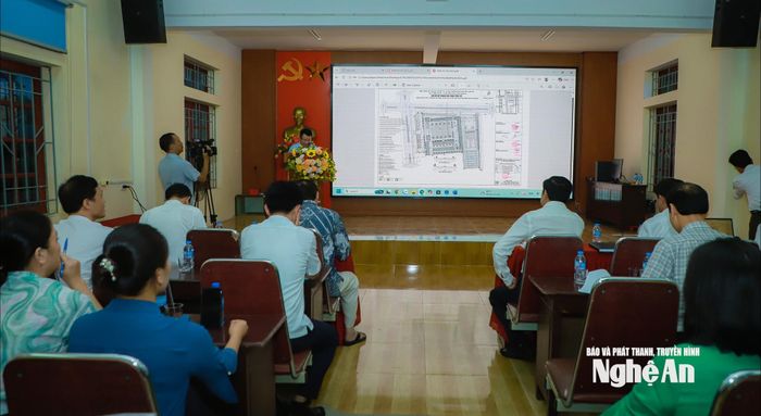 Ban Giám hiệu Trường THPT Nguyễn Xuân Ôn báo cáo về truyền thống và hiện trạng cơ sở vật chất nhà trường. Ảnh: Thành Duy