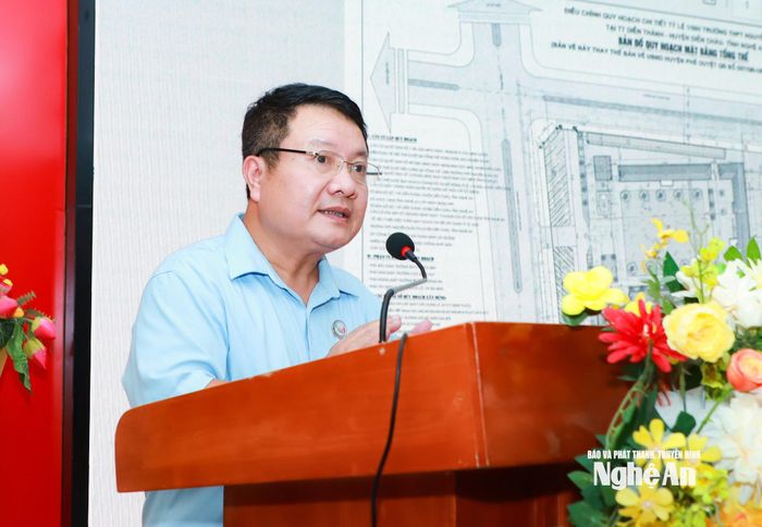 Thầy Phan Trọng Đông - Hiệu trưởng Trường THPT Nguyễn Xuân Ôn báo cáo tại cuộc làm việc. Ảnh: Thành Duy