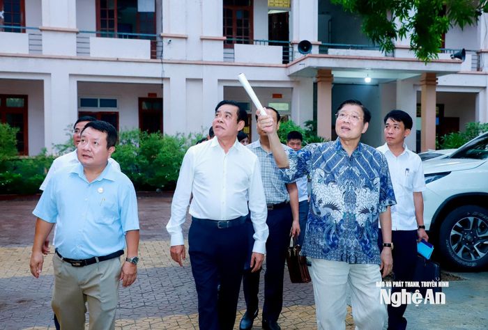 Đồng chí Phan Đình Trạc và Chủ tịch UBND tỉnh Võ Trọng Hải, cùng đoàn công tác khảo sát cơ sở vật chất Trường THPT Nguyễn Xuân Ôn. Ảnh: Thành Duy