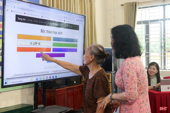 Phụ huynh chỉ cần chạm vào một ô màu trên màn hình cảm ứng, hệ thống lập tức lựa chọn ngẫu nhiên và hiển thị tên lớp của học sinh trên màn hình.