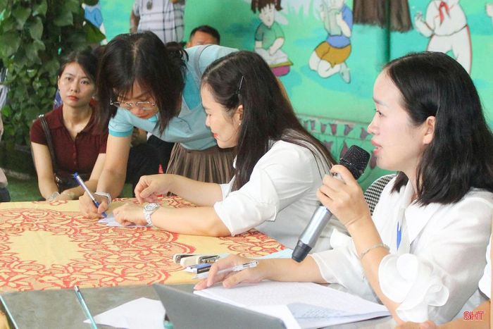 Phụ huynh các trường tiểu học: Nguyễn Du, Bắc Hà ký nhận vào danh sách lớp ngay sau khi hoàn thành việc bốc thăm.