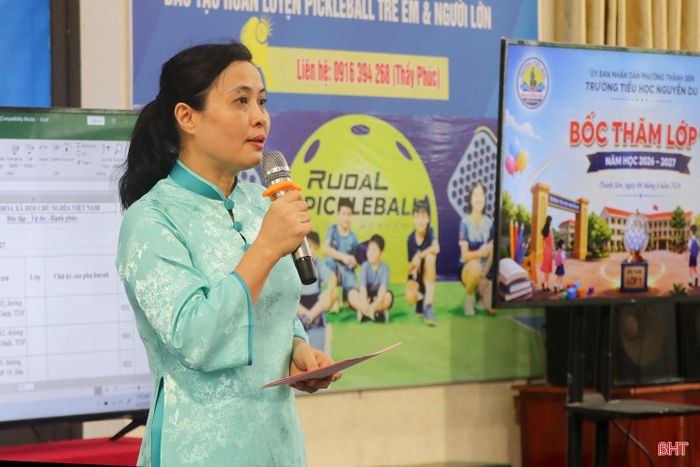 Giáo viên Trường Tiểu học Nguyễn Du hướng dẫn phụ huynh cách bốc thăm.