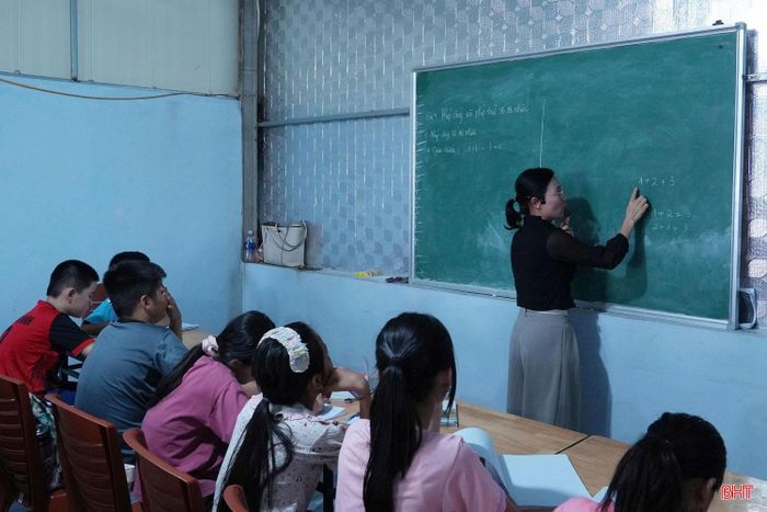 4 lớp được mở các ngày trong tuần, dành cho học sinh lớp 6 và lớp 9. Từ sự đồng hành của giáo viên, các em được củng cố kiến thức 3 môn Toán, Ngữ văn, Tiếng Anh cũng như rèn luyện kỹ năng và thêm tự tin trước khi bước vào cấp học mới.