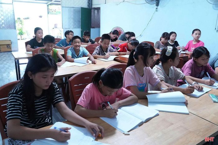 "Lớp học 0 đồng" được hình thành từ tâm nguyện của Đại đức Thích Giác Phương - trụ trì chùa Trung Tâm. Với mong muốn tạo thêm cơ hội học tập cho học sinh, đặc biệt là các em có hoàn cảnh khó khăn, nhà chùa đã kết nối đội ngũ giáo viên trên địa bàn tình nguyện tham gia giảng dạy trong kỳ nghỉ hè.