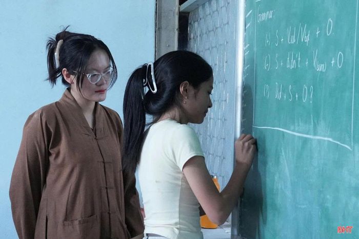Những bài giảng được trao đi bằng tinh thần thiện nguyện góp phần thắp sáng ước mơ học tập cho các em.