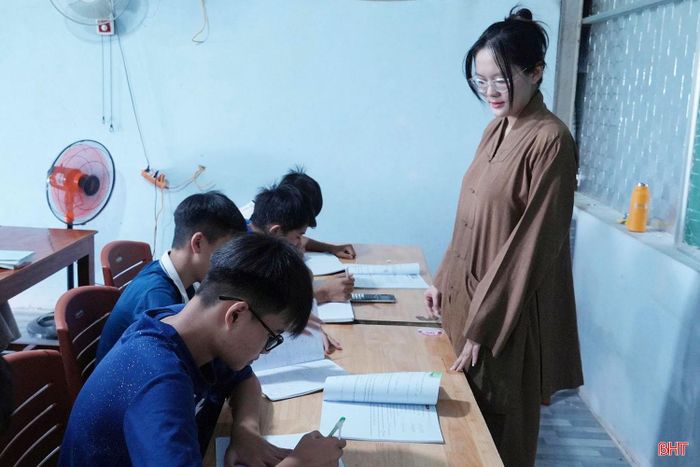 Để duy trì các lớp học, nhiều giáo viên đang công tác tại các trường học trên địa bàn đã đến giảng dạy mà không nhận bất kỳ khoản thù lao nào. Điều họ mong muốn là tiếp thêm động lực học tập cho những học sinh có hoàn cảnh khó khăn. Cô giáo Phạm Phương Anh - giáo viên Trường Tiểu học Kỳ Trinh (phường Sông Trí) cho biết: “Được đồng hành cùng các em trong dịp hè là niềm vui của chúng tôi. Mỗi bài giảng không chỉ giúp học sinh củng cố kiến thức mà còn mong các em có thêm niềm tin vào con đường học tập phía trước”.