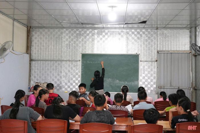 Bên cạnh kiến thức, các giáo viên cũng lồng ghép những bài học về kỹ năng sống, tinh thần đoàn kết, ý thức tự học và lòng biết ơn.