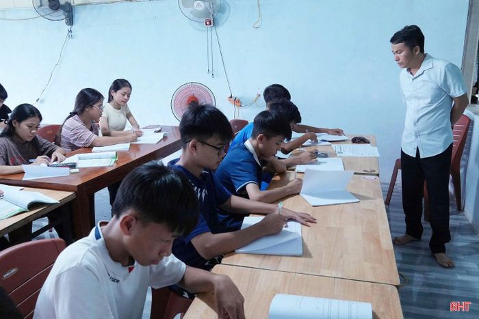 Mỗi tiết học đều được các giáo viên chuẩn bị chu đáo. Không chỉ truyền đạt kiến thức, các thầy cô còn động viên, khích lệ học sinh mạnh dạn trao đổi, rèn luyện kỹ năng tự học và tinh thần vượt khó.