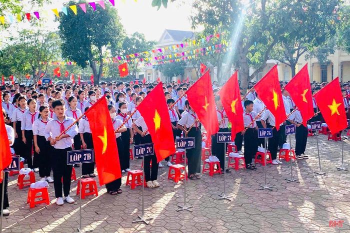 Trường THCS Vũ Diệm xác định việc rèn luyện nghi thức Đội là một nội dung giáo dục thường xuyên.